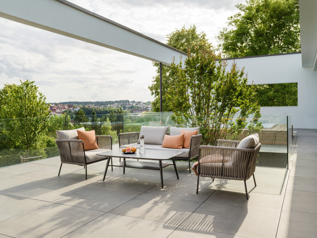 MARLA Lounge-Set mit 2 Sesseln und Sofa auf moderner Terrasse