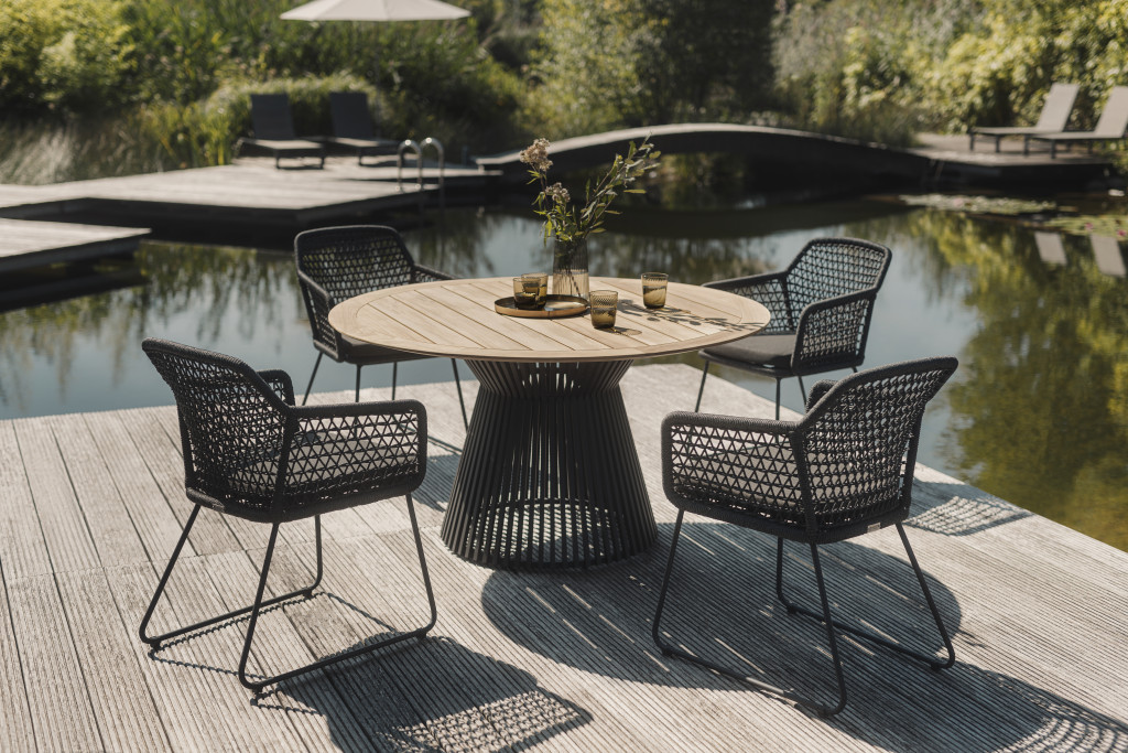 „Niehoff Garden KUBU Armlehnstuhl mit Rope-Bespannung und Aluminiumgestell auf Terrasse“