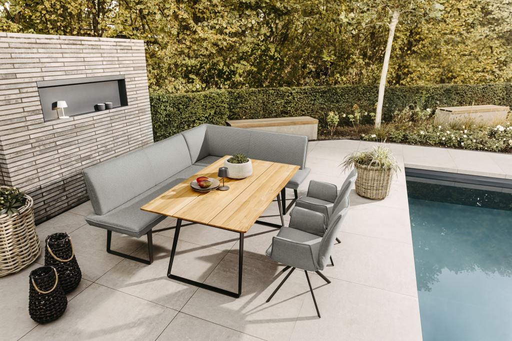 „Niehoff Garden ELBA Tisch mit Aluminiumgestell und Teak-Tischplatte auf Terrasse“
