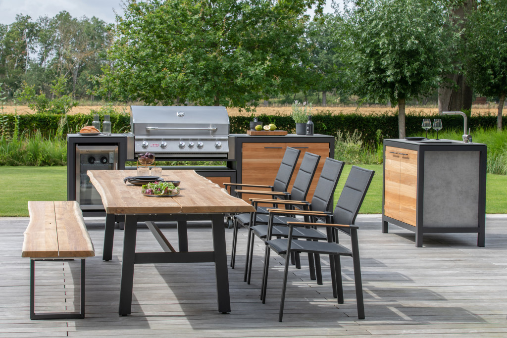 „Niehoff Garden TAVO Tisch mit Teakholzplatte und Aluminiumgestell auf Terrasse“