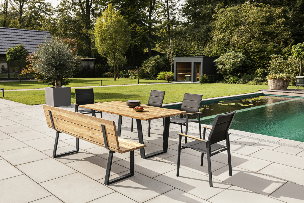„Niehoff Garden REVENT Stuhl mit Aluminiumgestell und Textilgewebe auf Terrasse“