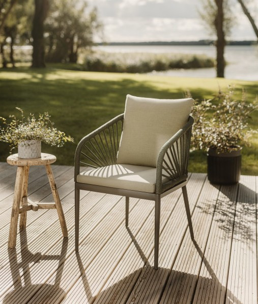 „Niehoff Garden PINO Stuhl mit Rope-Bespannung und Aluminiumgestell auf Terrasse“
