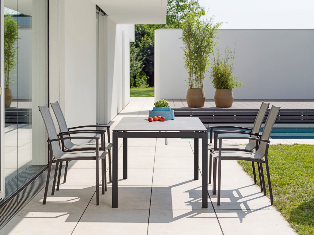 Moderner Stern Evoee Stapelsessel mit Aluminiumgestell und Textilenbespannung im Garten