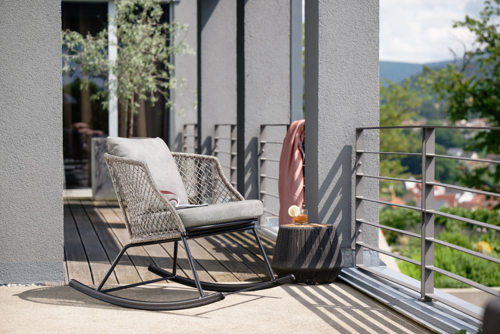 Stern Odea Schaukelsessel aus Aluminium mit Textilenbezug auf Terrasse