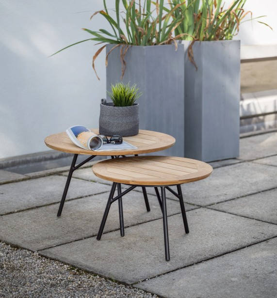 Stern Frida Beistelltisch aus Aluminium auf Terrasse neben Loungemöbeln
