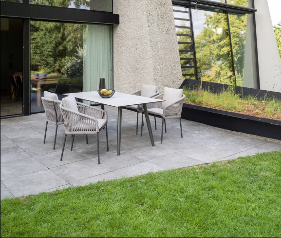 Stern Marla Stapelsessel aus Aluminium mit Textilenbezug im Garten