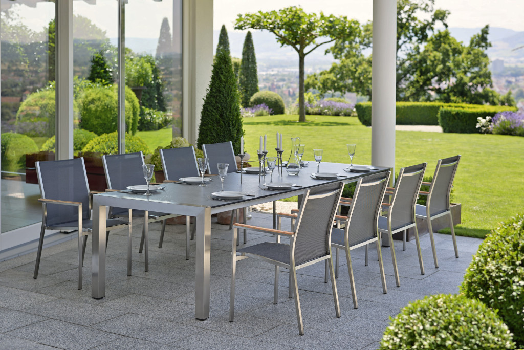 Stern Cardiff Stapelsessel mit Aluminiumgestell und Textilenbezug auf Terrasse