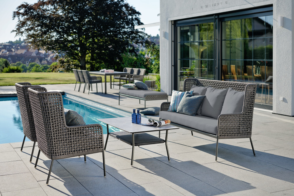 Greta Lounge Sofa von Stern mit Aluminiumgestell und wetterfesten Kissen im Garten
