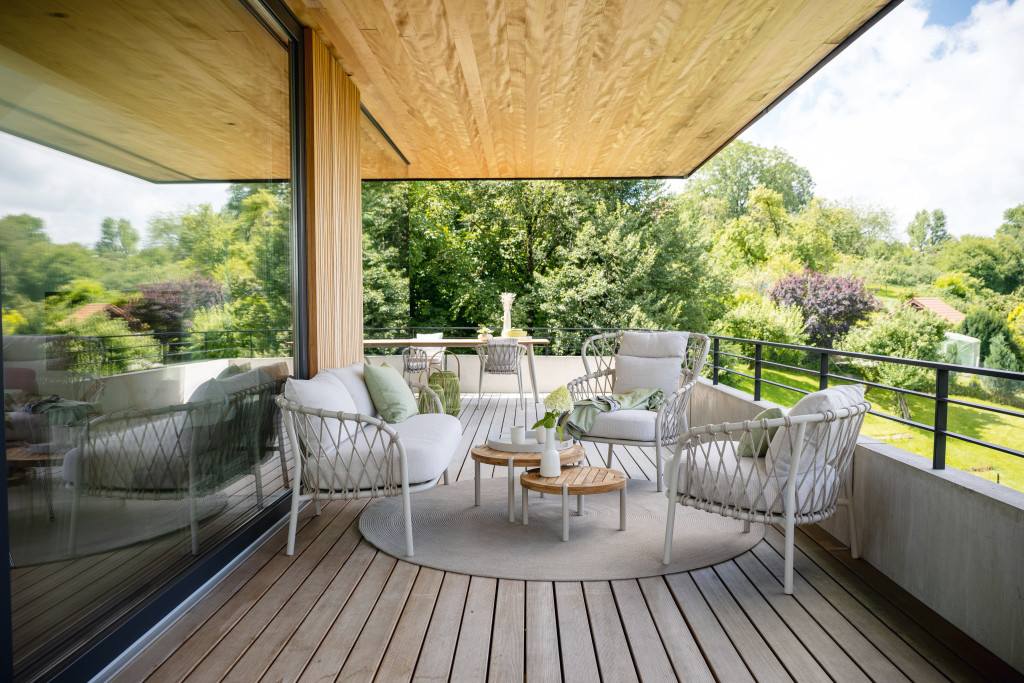 Taro Beistelltisch aus Aluminium neben Loungemöbeln auf Terrasse