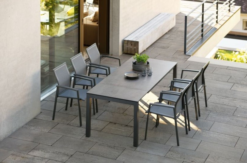 Moderner Ausziehtisch mit weißem Aluminiumgestell und Zementplatte von STERN